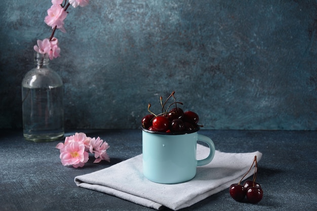 Dolci ciliegie rosse in tazza dolce estivo