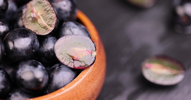 Photo sweet ripe grapes on the table