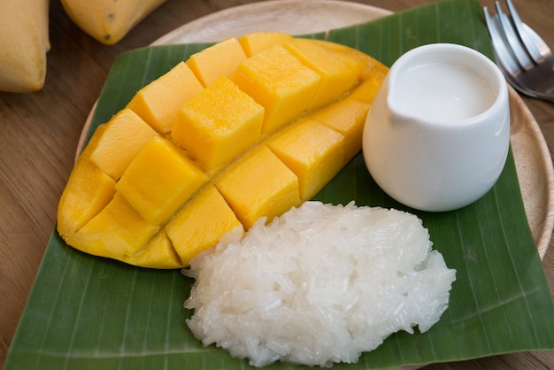 Mango maturo dolce con riso appiccicoso e latte di cocco.