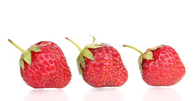 Photo sweet ripe strawberries isolated on white