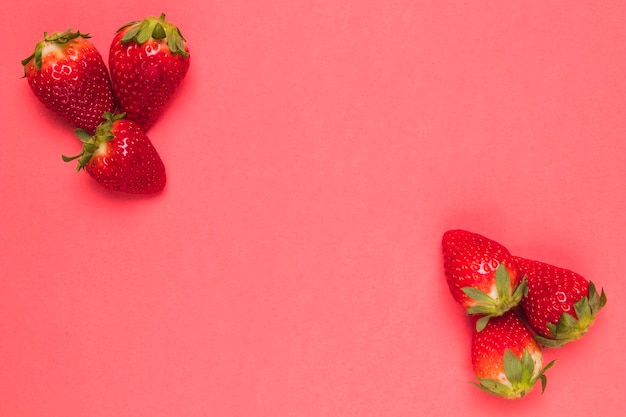 Photo sweet ripe strawberry on pink back ground