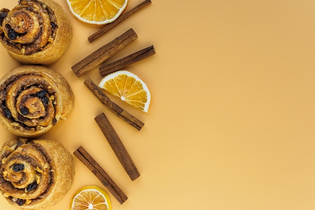 Photo sweet rolls on an orange background