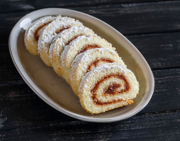 Photo sweet rolls with apple jam on a dark wooden background