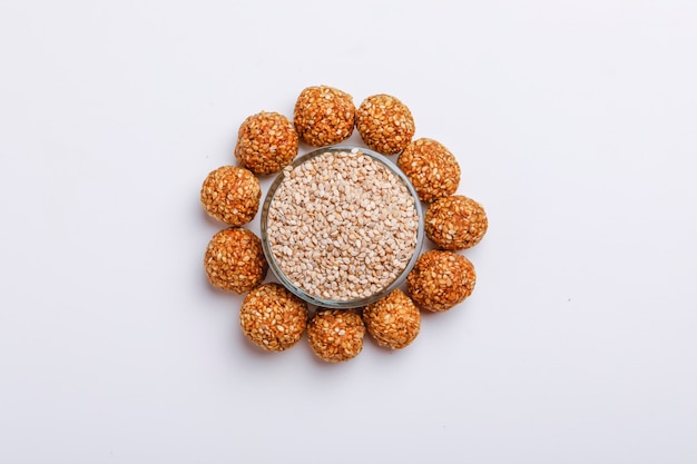 유리 그릇에 달콤한 참 깨 Laddu 인도 축제 Makar Sankranti