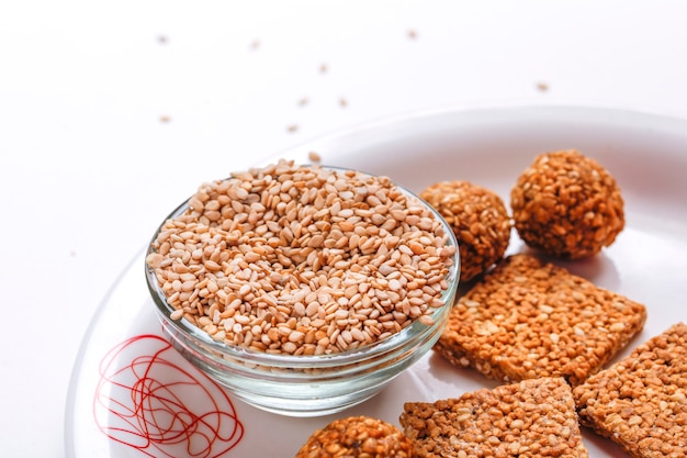 Photo sweet sesame laddu in plate indian festival makar sankranti