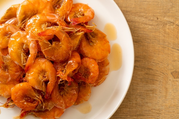 Сладкие креветки - это тайское блюдо, которое готовят с рыбным соусом и сахаром - азиатский стиль еды.