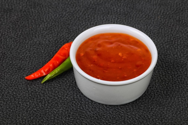 Foto salsa di peperoncino dolce e piccante