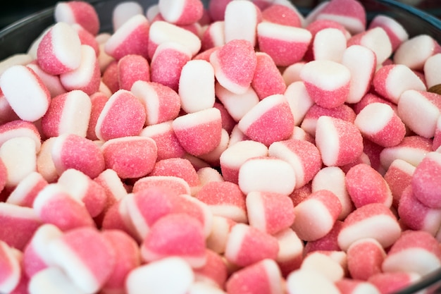 Foto caramelle di zucchero dolce su una tabella del negozio del mercato di strada