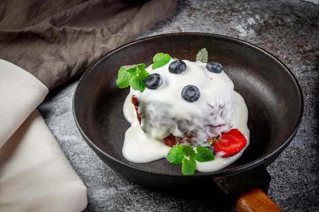 Gelato dolce da dessert estivo a base di purea di frutti di bosco di zucchero alla panna e frutti di bosco di stagione con crema di formaggio e zucchero a velo