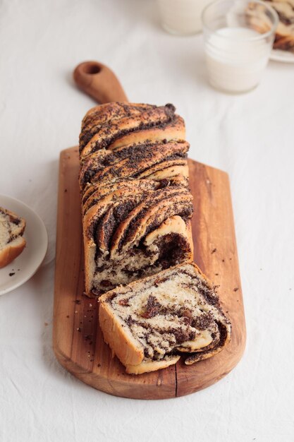 Sweet swirl zelfgebakken brood met maanzaad