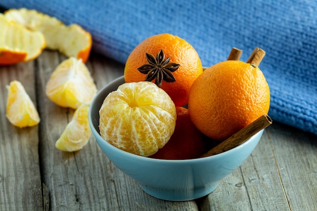 Photo sweet tangerines on a wooden surface