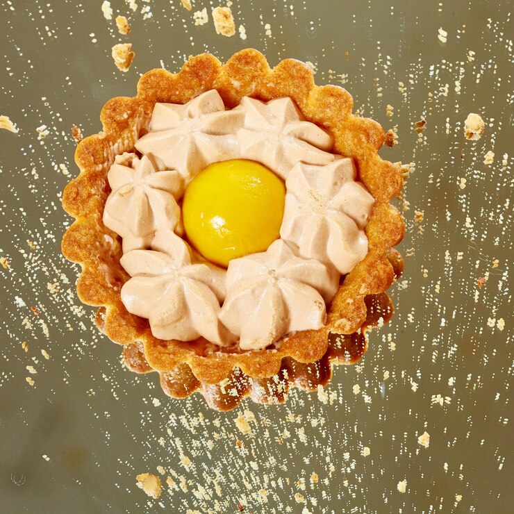 Photo sweet tartlets filled with cream