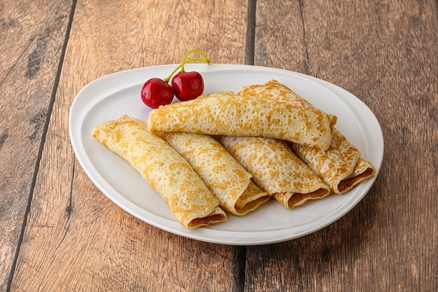 Сладкий и вкусный домашний блинчик с вишневым джемом