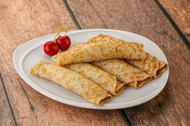 Сладкий и вкусный домашний блинчик с вишневым вареньем