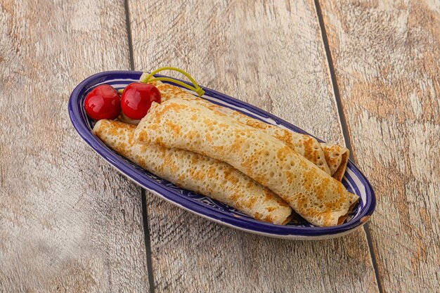 Сладкий и вкусный домашний блинчик с вишневым вареньем