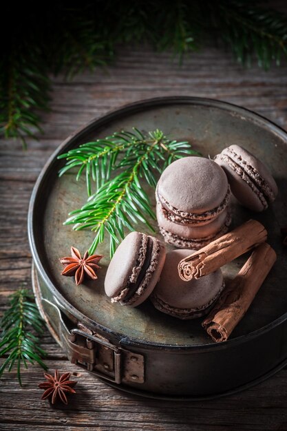 Сладкие и вкусные макаруны с корицей на Рождество