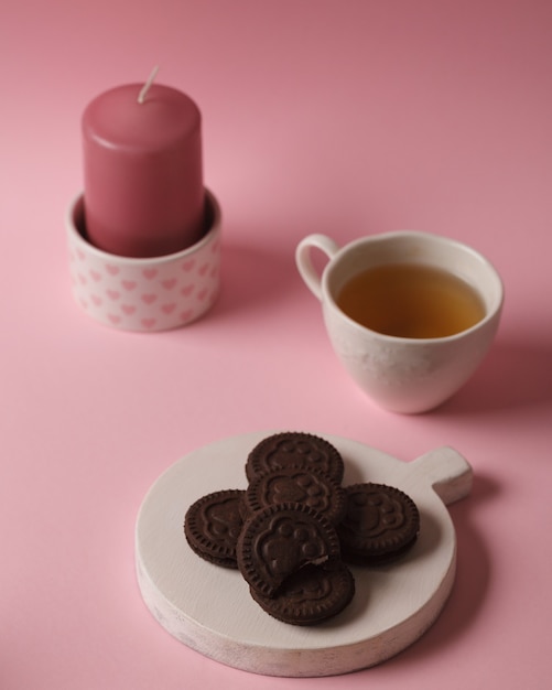 Sweet tea and coffee. Cookies, pretzels, crackers, bagels. Sweet joys for tea