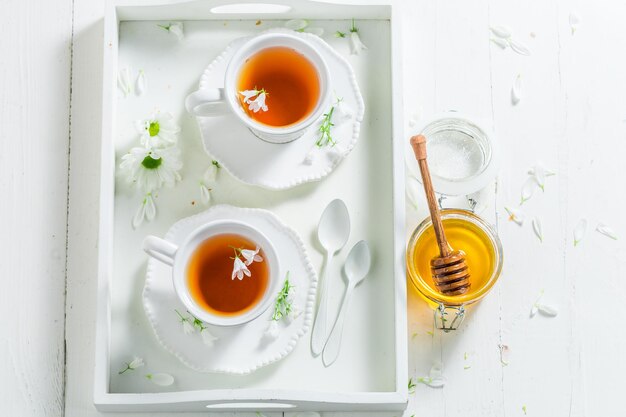 晴れた夏の日に蜂蜜と甘いお茶