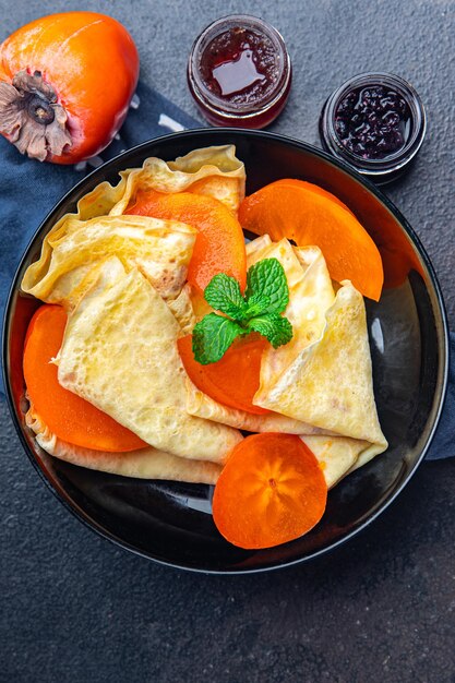 달콤한 얇은 팬케이크 감 과일 크레이프 Shrovetide 휴일 Maslenitsa 디저트 아침 팬케이크