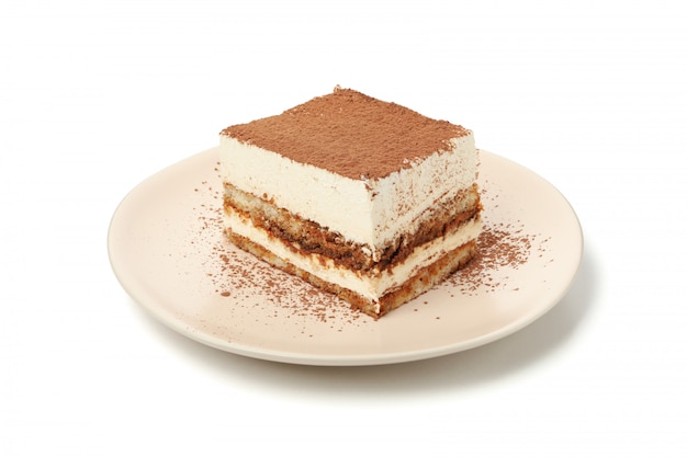 Tiramisù dolce isolato su bianco.