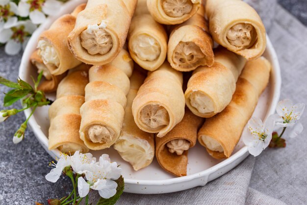 Tubuli dolci o coni con crema