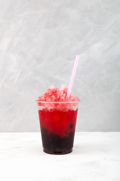 Лед из сладкой арбузной стружки с жемчугом тапиоки в пластиковой чашке Фруктово-ягодный коктейль Пузырьковый чай