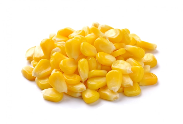 Сладкая кукуруза на белом фоне