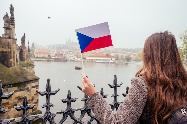 Фото Милая женщина машет чежским флагом в