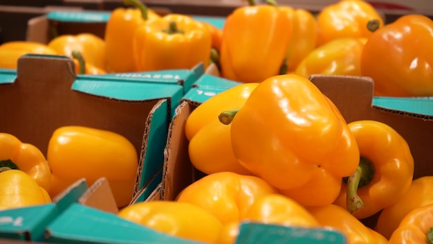 Peperone giallo dolce in un cesto su uno stand in un supermercato il movimento dello scatto 4k cibo natura agricoltura il concetto di una dieta sana