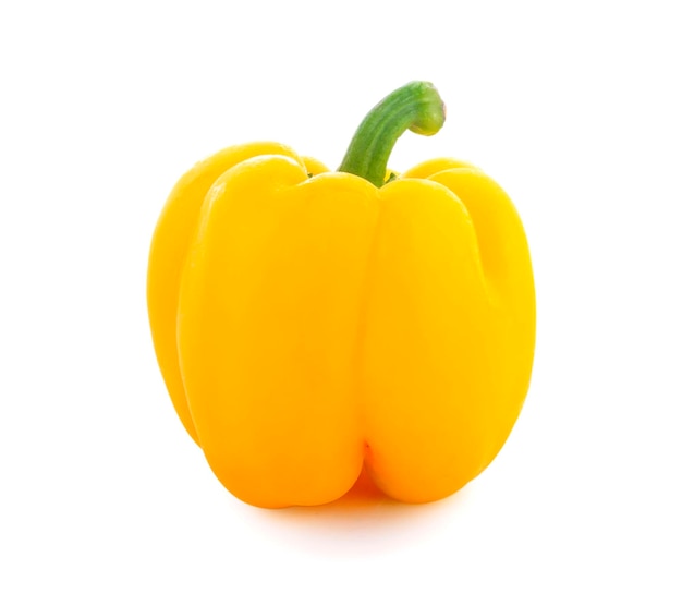 Foto peperone giallo dolce isolato su sfondo bianco