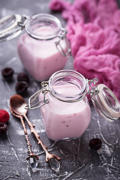Сладкий йогурт с ягодами в стеклянных банках