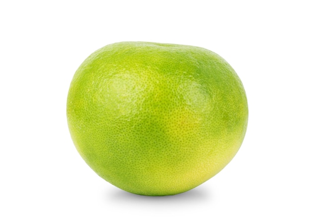 Tesoro, pompelmo verde o pomelo su sfondo bianco