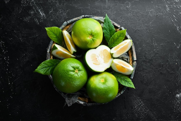 Sweetie groene citrusvruchten in houten kistBovenaanzicht