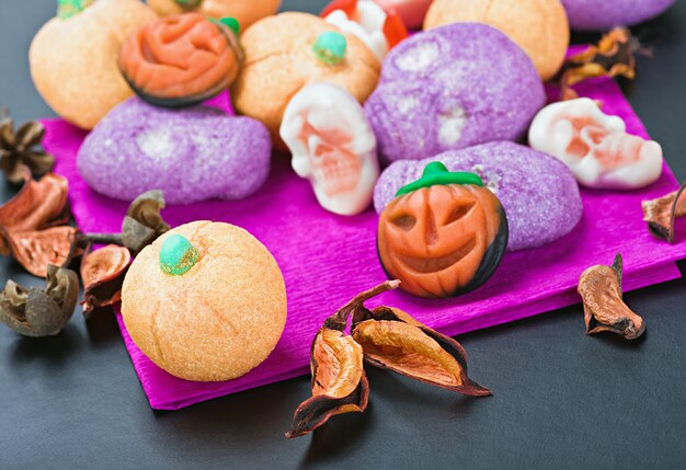 写真 ハロウィーンを祝うお菓子とキャンディー