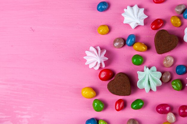 ピンクのテーブルのお菓子。バレンタイン・デー。ハート型のお菓子。あなたのテキストのための場所。