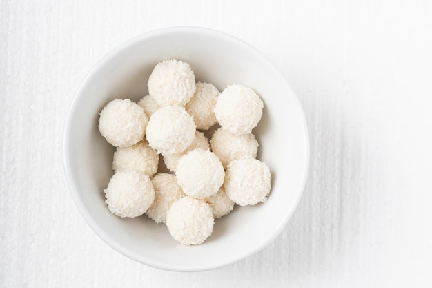 Dolci con mandorle e cocco in un piatto