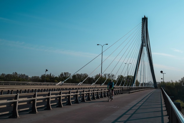写真 ヴィスワ川自転車道路に架かるswietokrzyski橋