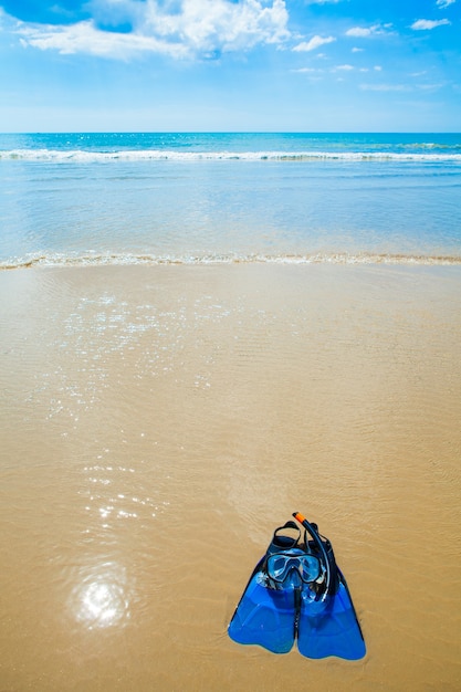Фото Плавать ласты, маска, трубка, шляпа в прибое на песчаном пляже