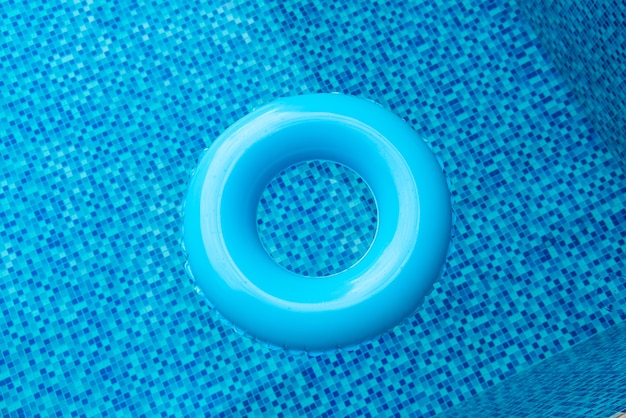 Anello di nuotata in piscina blu