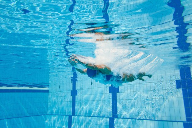 写真 水泳選手がプールに飛び込む