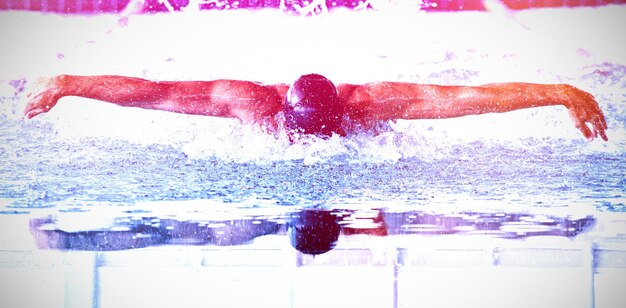 Photo swimmer swimming in the pool