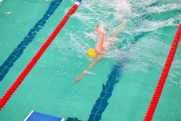 수영 선수는 수영장에서 수영합니다 대회 참가 스포츠 건강 및 활동적인 생활