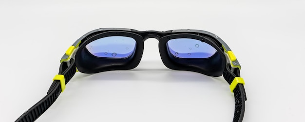 Foto occhiali da nuoto su sfondo bianco