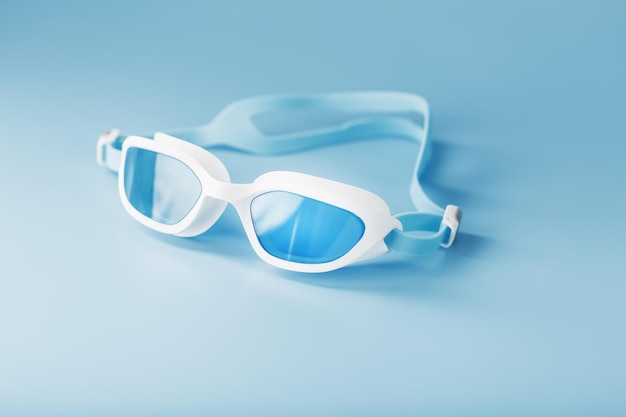 Foto occhiali da nuoto in una cornice bianca con su un blu