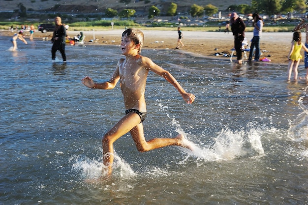 キネレト湖で泳ぐ