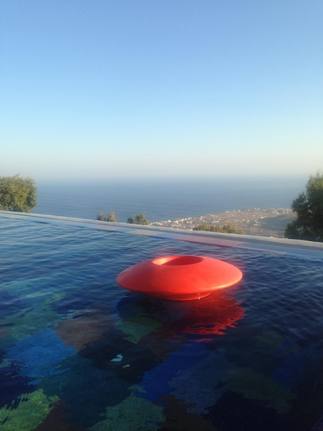 Foto piscina contro un cielo limpido