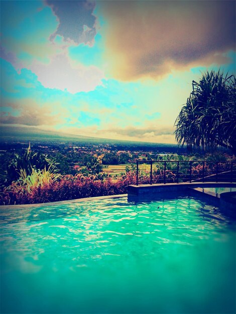 Foto piscina contro il cielo