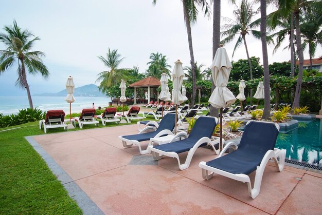 Piscina accanto al mare con albero di cocco moderno hotel di lusso, isola di samui, thailandia