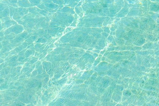 波と太陽光の反射効果のあるスイミングプールの青い水