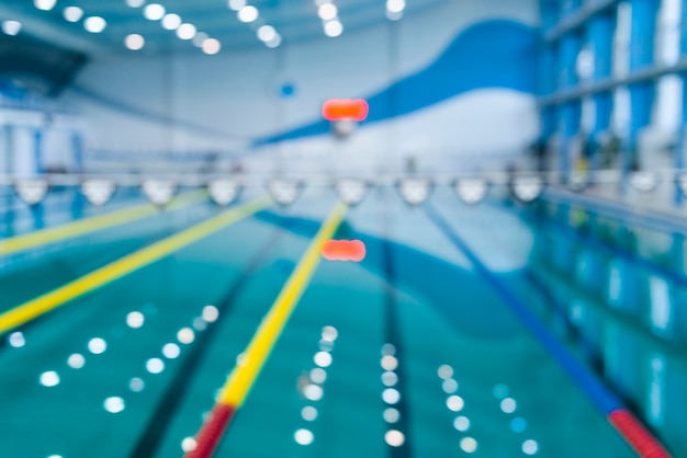 Immagine sfocata della piscina con effetto bokeh